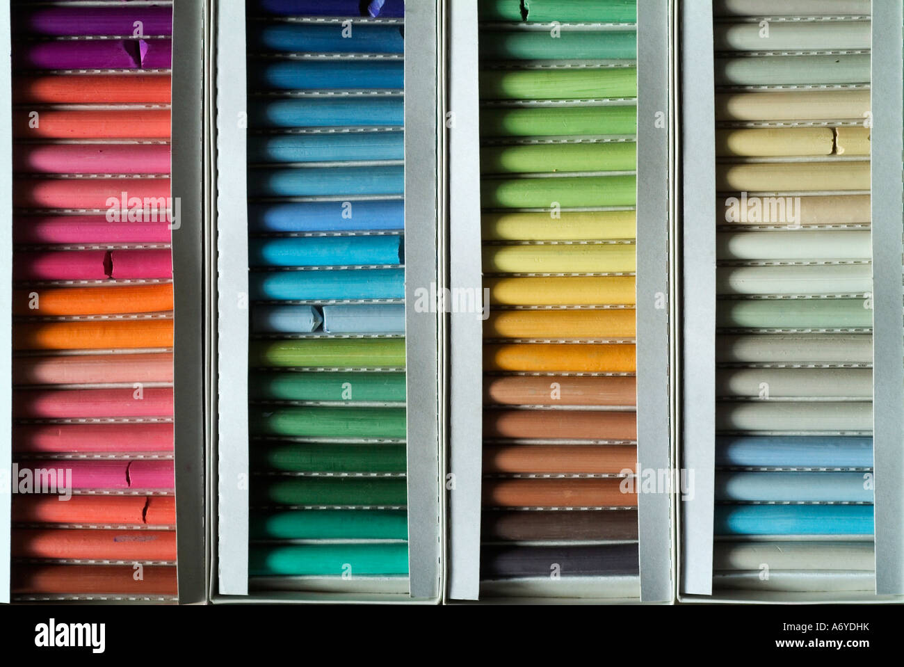 Reihen von Multi farbige Kreide Stockfoto