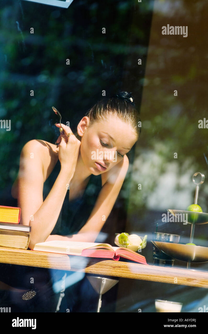 Frau sitzt in einem café Stockfoto