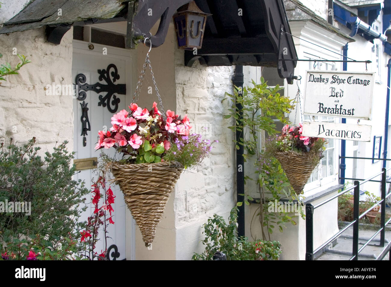 Devon Cottage Bed and Breakfast mit hängenden Blumenkörben Clovely North Devon England Stockfoto