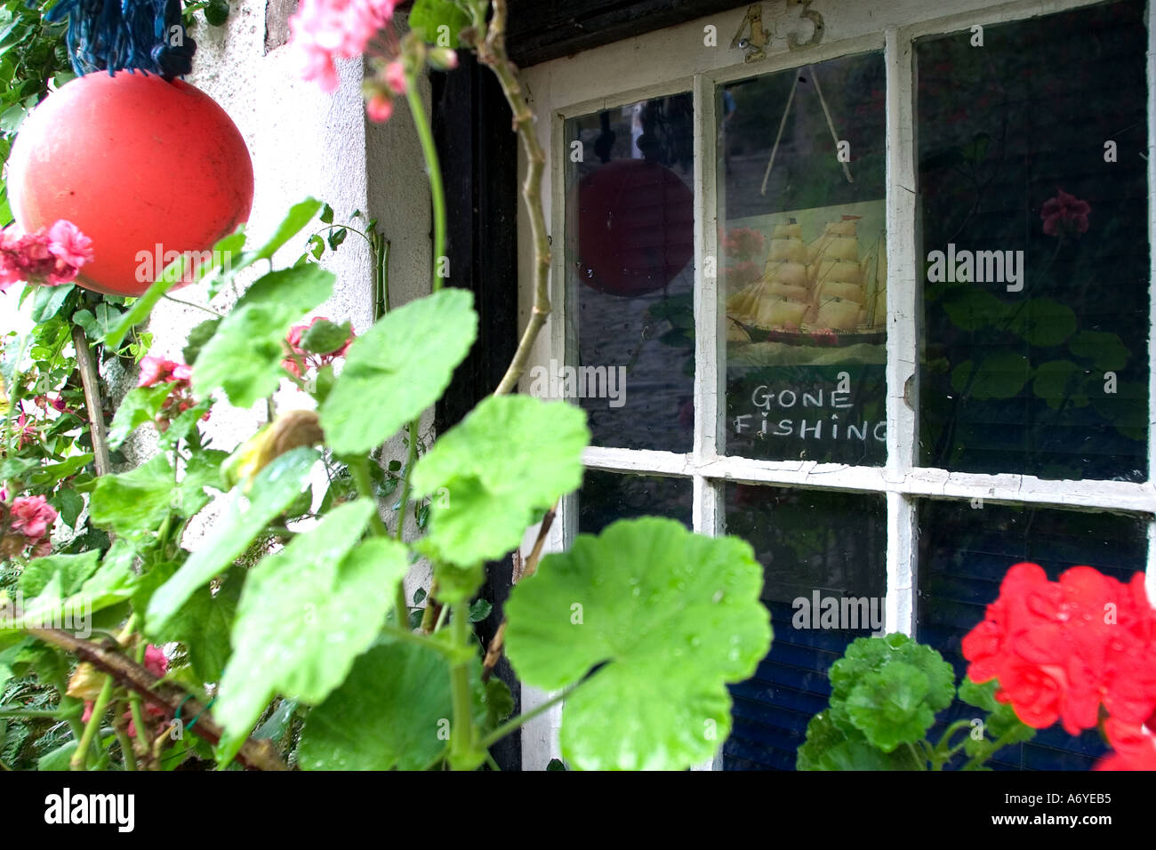Gone Fishing Zeichen in einem Fenster bei Clovelly North Devon England Stockfoto