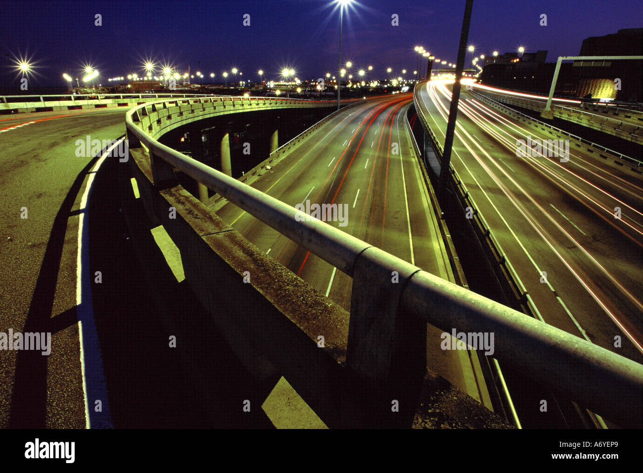 Wege der Verkehr auf einer Autobahn Autobahn Stockfoto