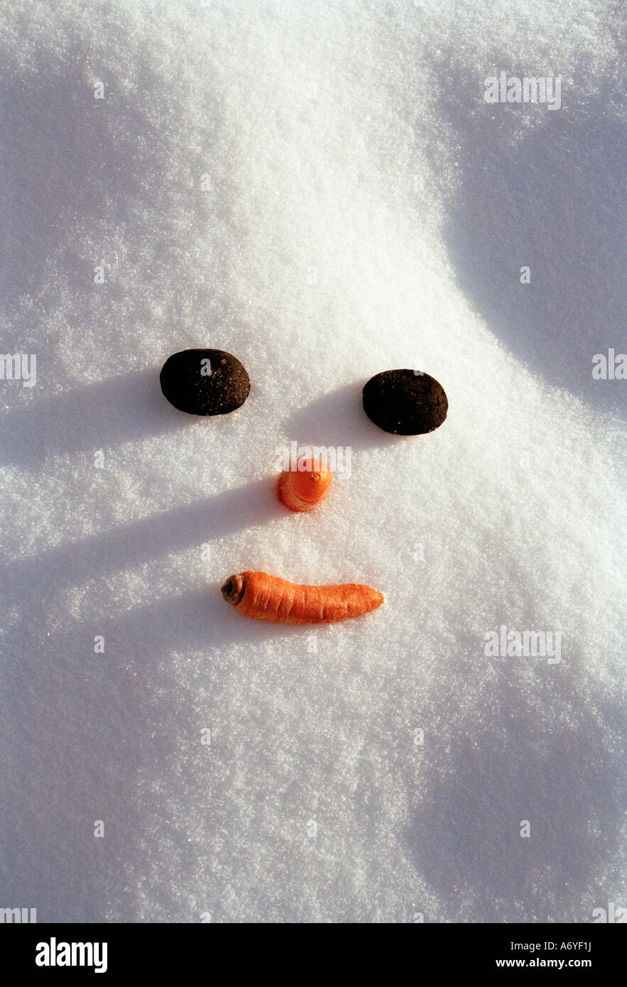 Schneemann s Gesicht im Schnee Stockfoto