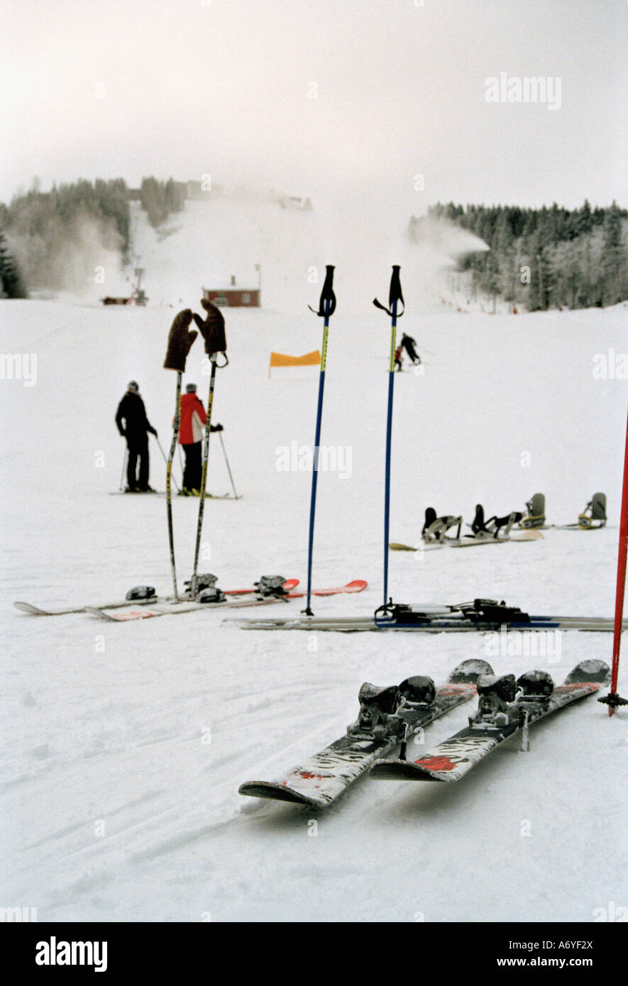 Skiausrüstung und Leute auf der Piste in einem Skigebiet Stockfoto