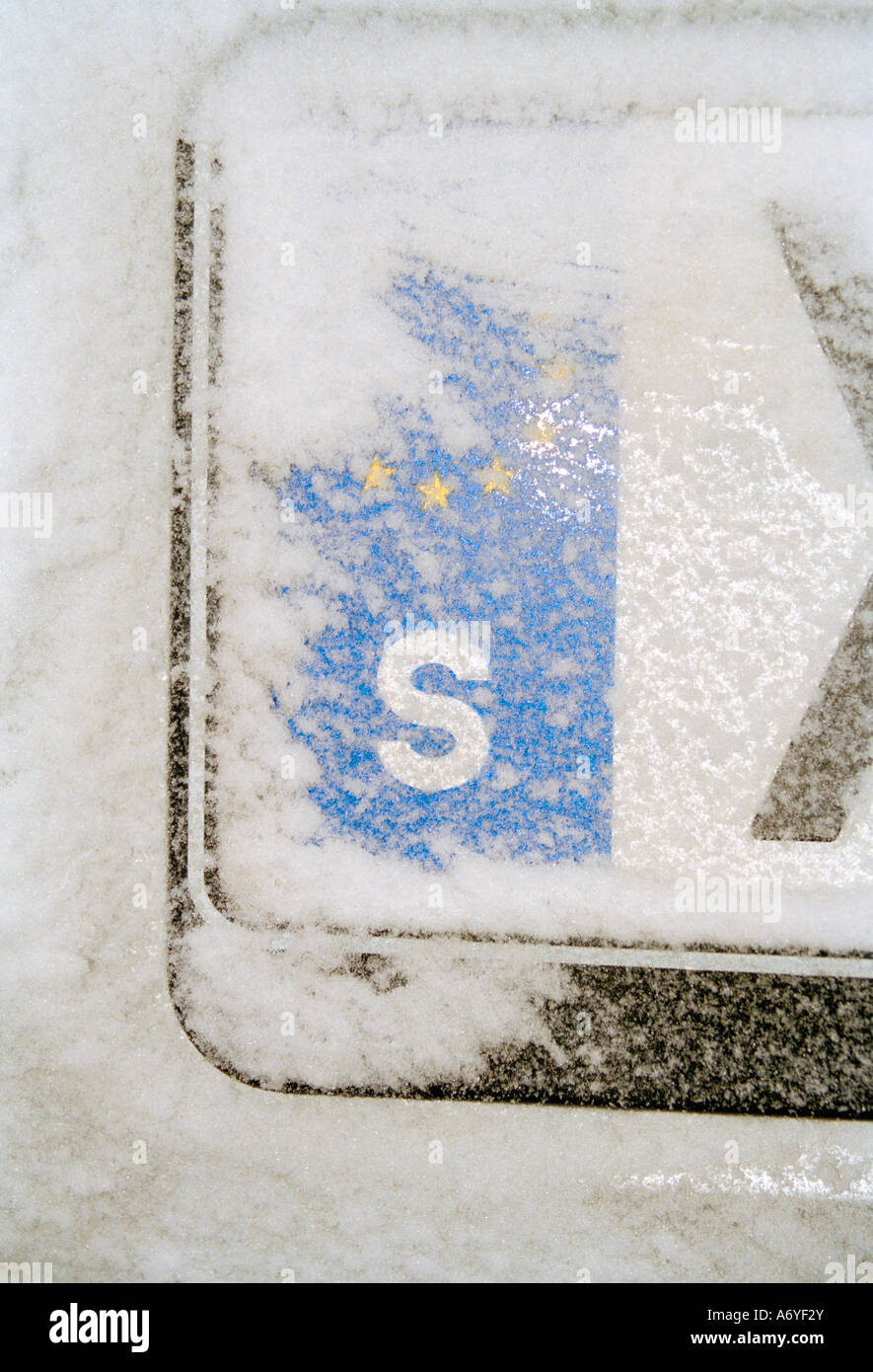 Kfz-Kennzeichen mit Schnee bedeckt Stockfoto
