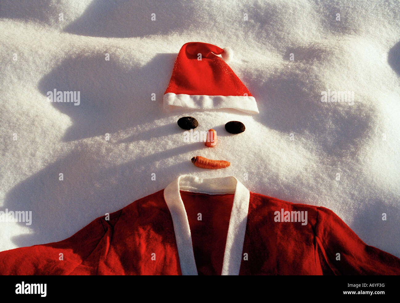 Schneemann verkleidet als Weihnachtsmann im Schnee Stockfoto