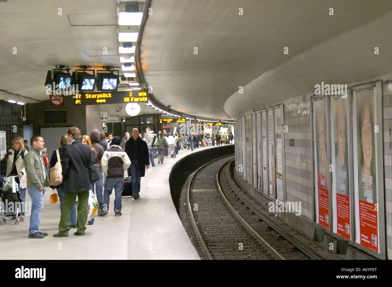 Die gebogene Plattform mit Pendler am Centralstationen, The Central Station warten. Die Stockholmer u-Bahn. Stockholm. Schweden, Europa. Stockfoto