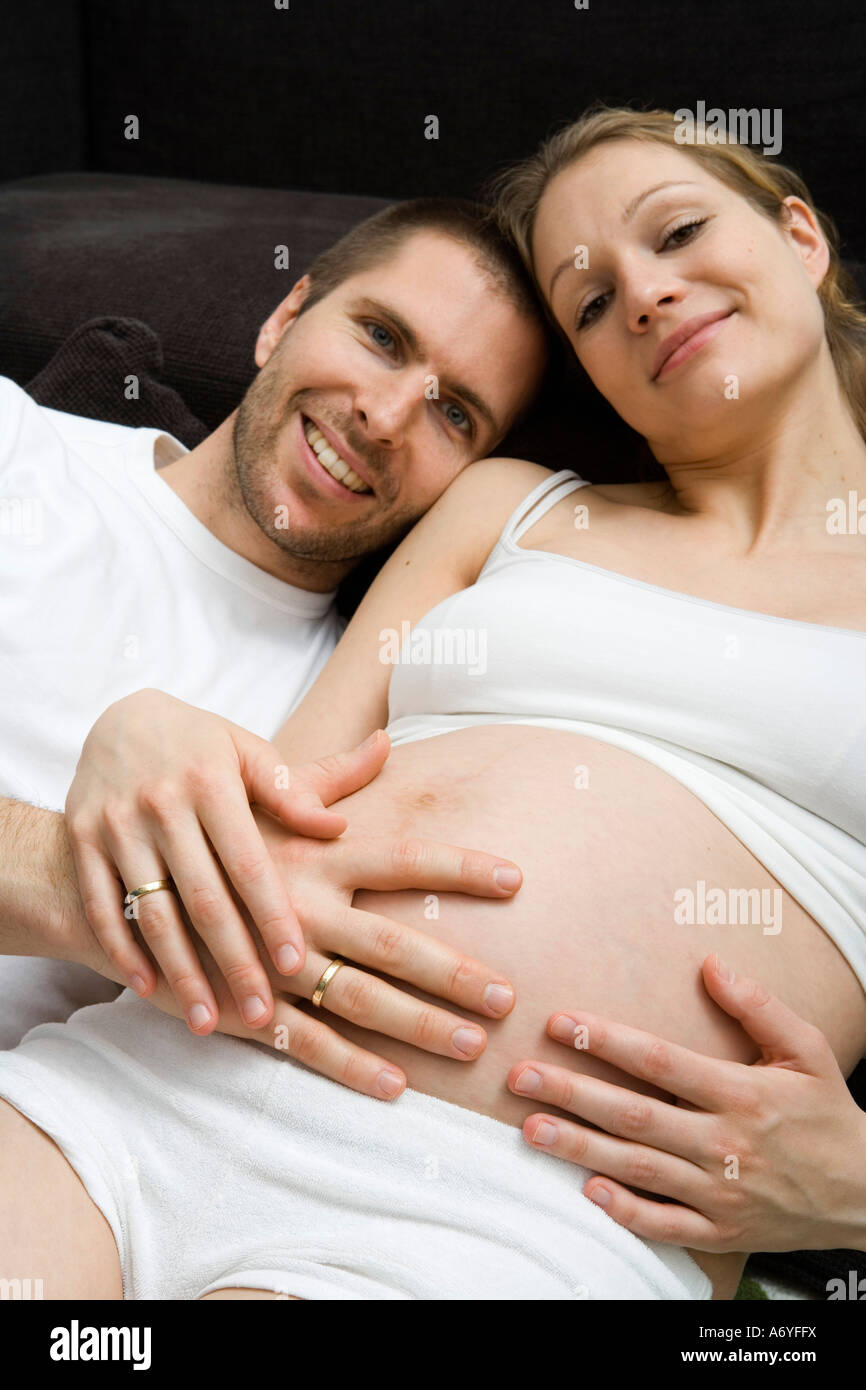 Schwangere paar zusammen liegend Stockfoto