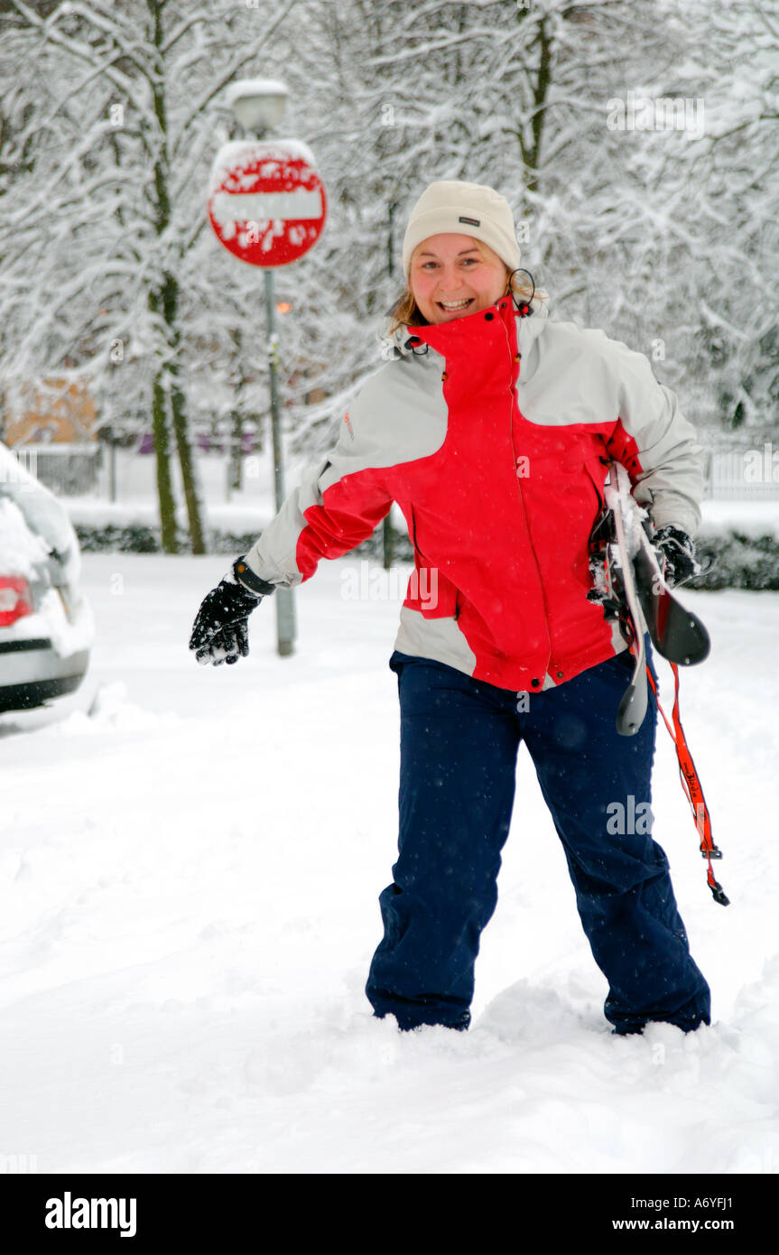 Frau, die Skier nach starkem Schneefall im Zentrum von Glasgow Stockfoto