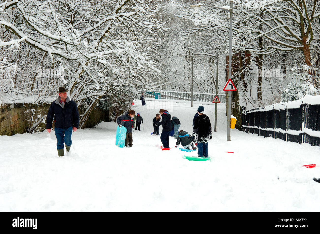 Kinder spielen im Schnee bedeckt Straßen Stockfoto