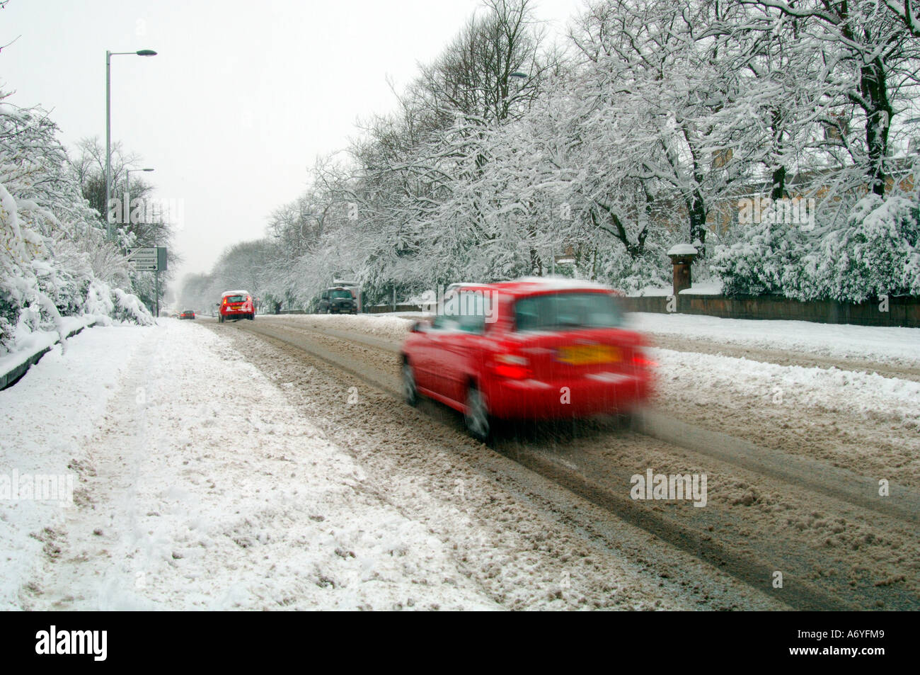 Autos fahren gefährlichen Bedingungen auf großen westlichen Weg winter Glasgow Schottland Stockfoto