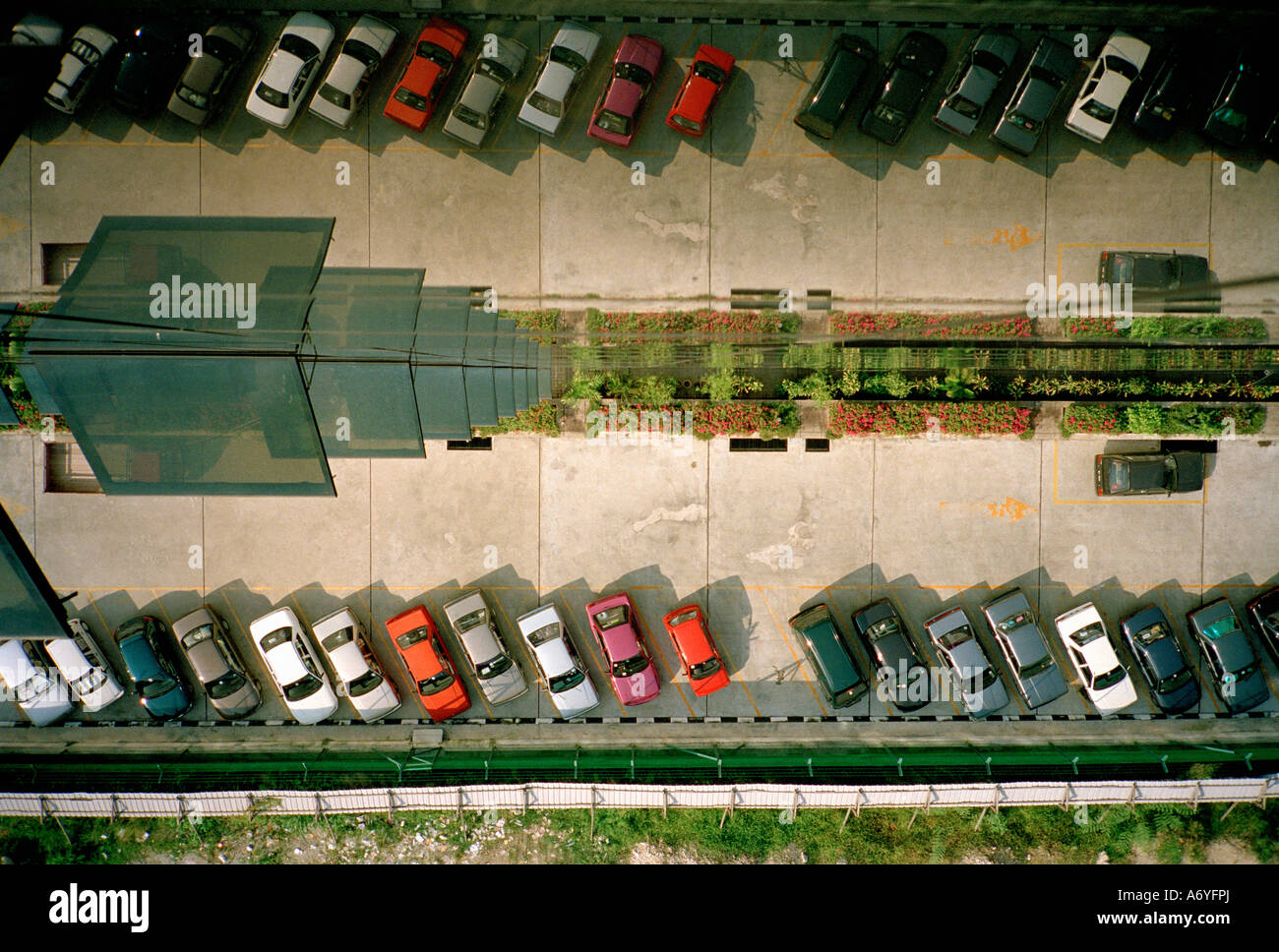 Autos parken vor einem Hochhaus Kuala Lumpur Malaysia Stockfoto