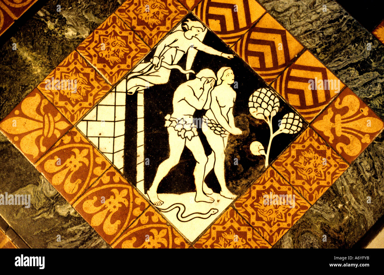 Adam und Eve Gloucester Cathedral König Henry VIII England Teufel Dämon Teufel Stockfoto