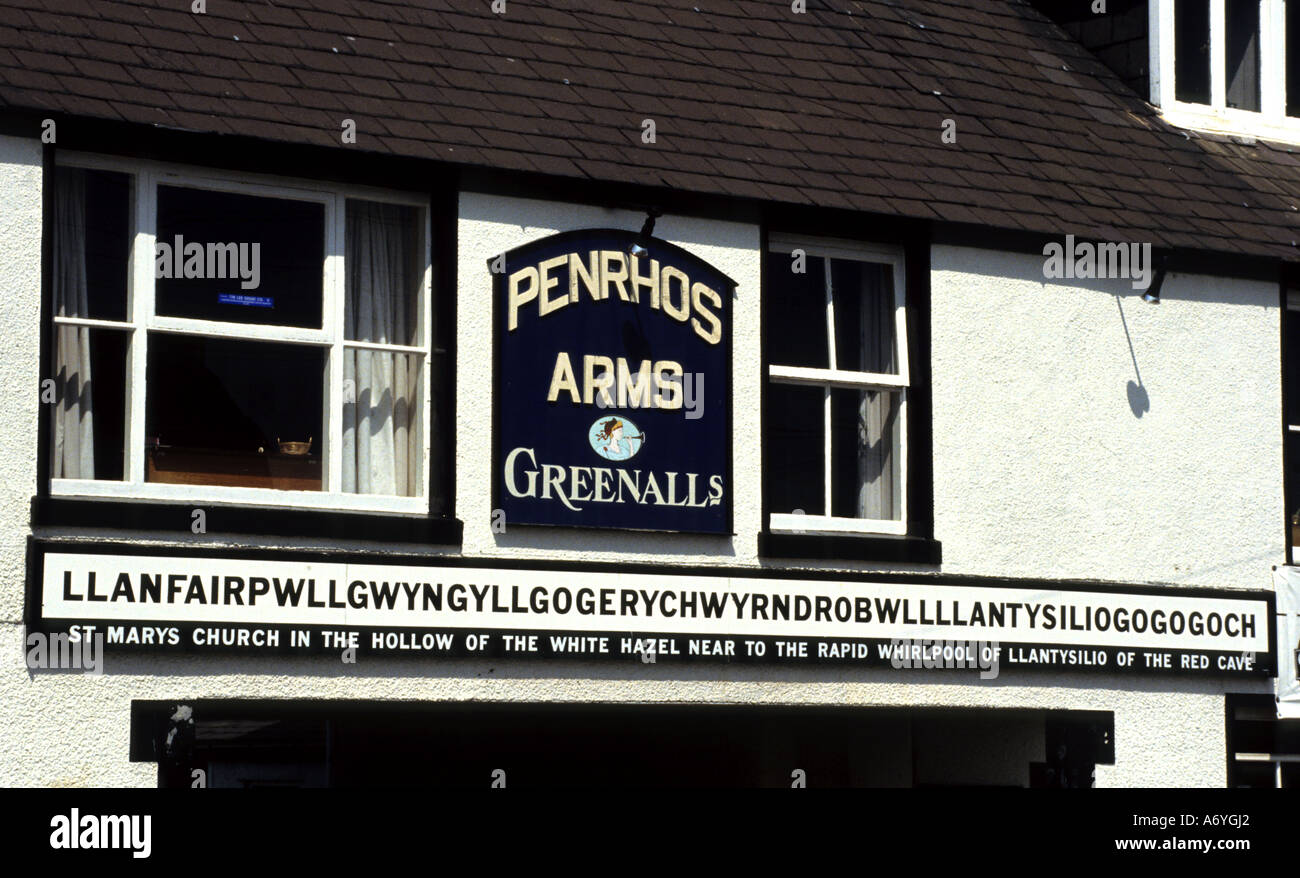 Str. Marys Kirche in hohlen Wales weltweit längste Wort Llanfairpwllgwyngyllgogerychwyrndrobwllllantysiliogogogoch Stockfoto