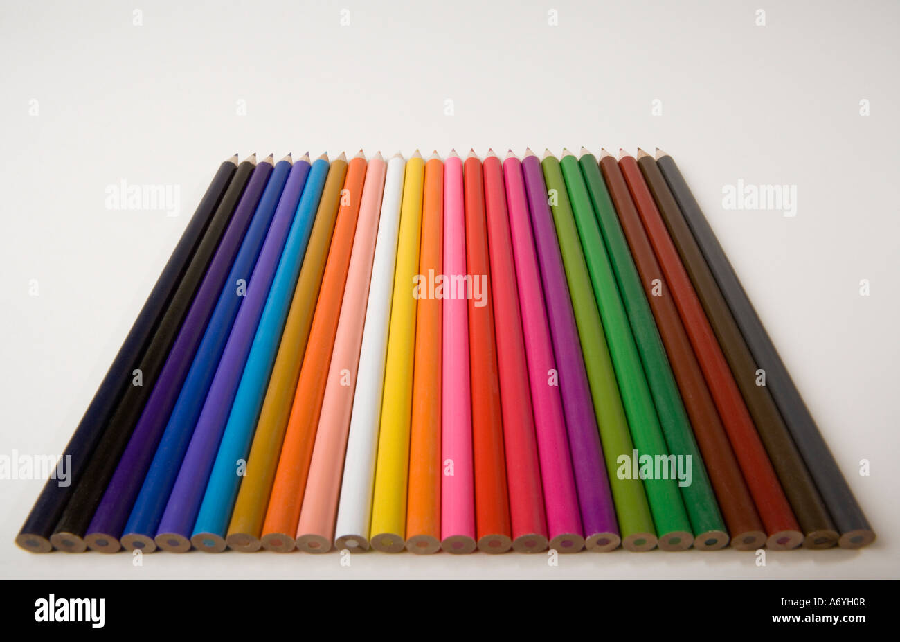 Buntstifte in einer Reihe angeordnet Stockfoto