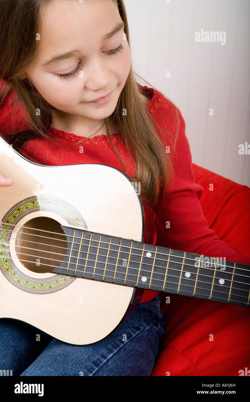 Junge Mädchen üben Gitarre Stockfoto