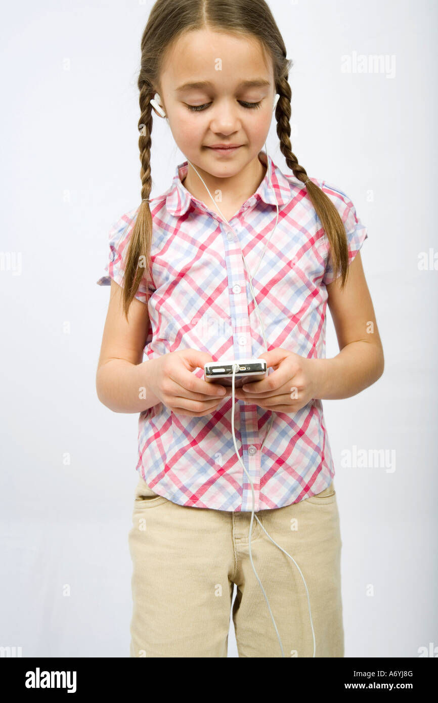 Ein Mädchen, einen MP3-Player anhören Stockfoto