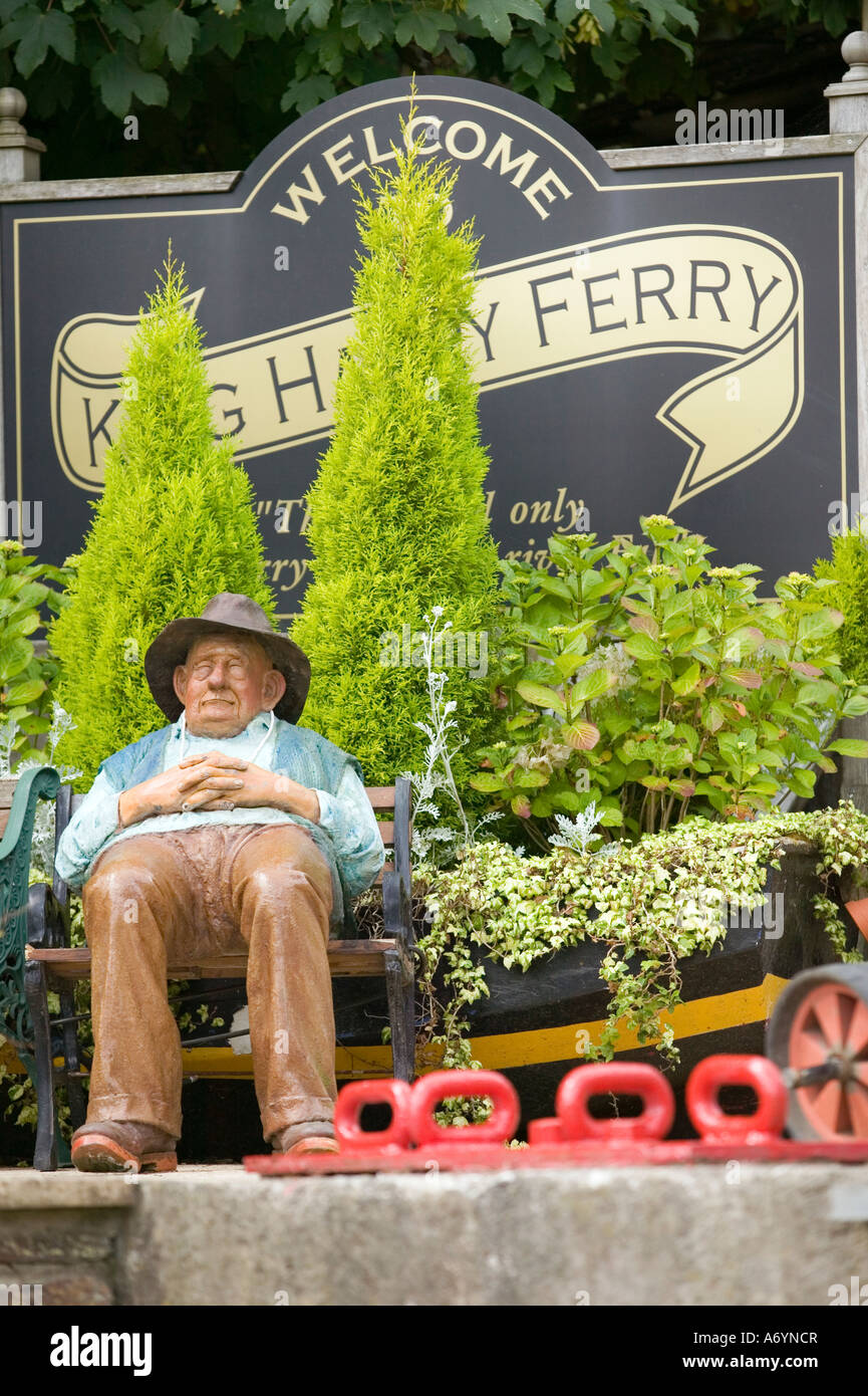 Modell eines alten Mannes sitzen auf einer Bank durch das Zeichen für den König Harry Ferry, Cornwall Stockfoto