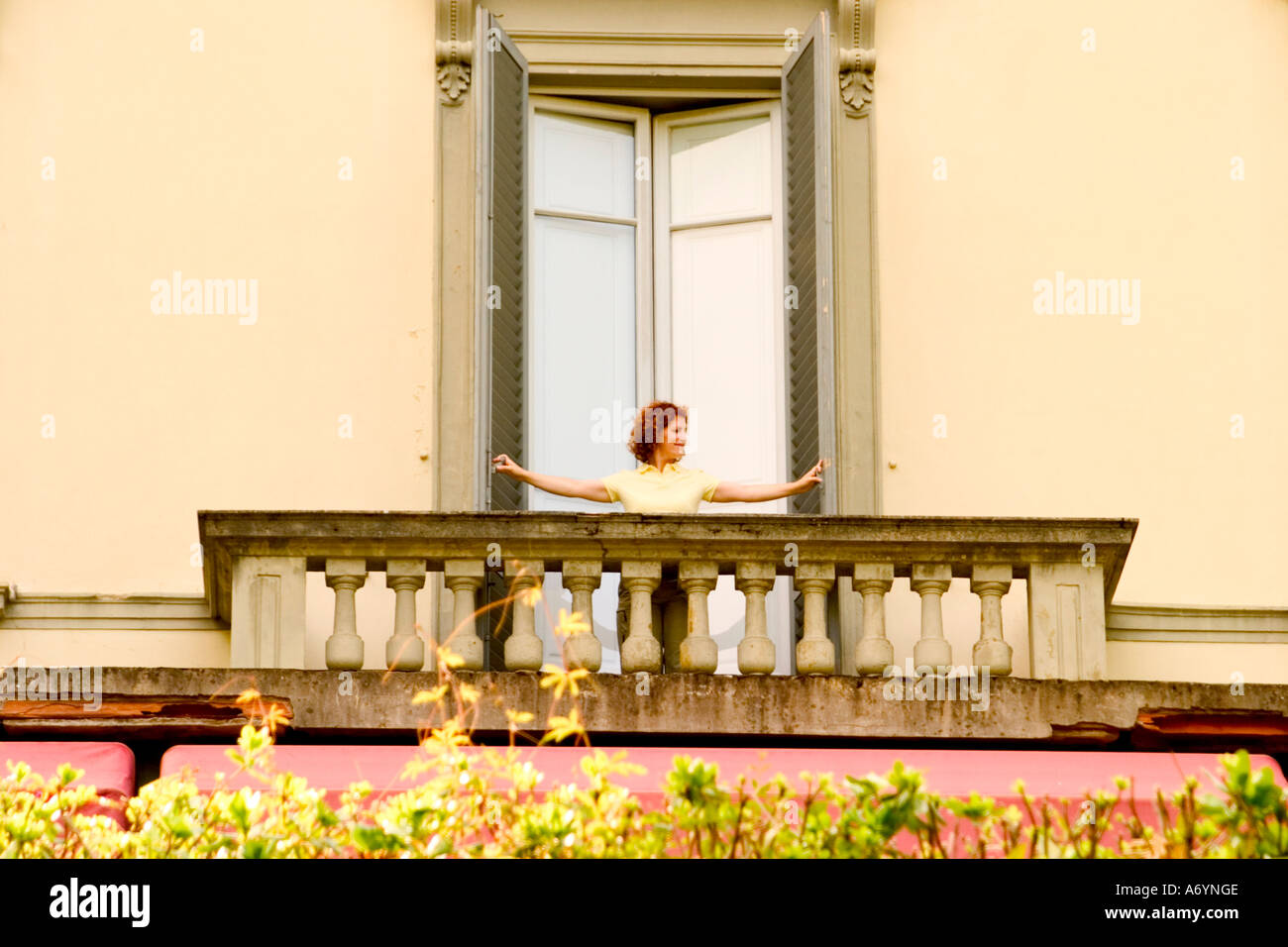 Frau auf einen Auslöser Stockfoto