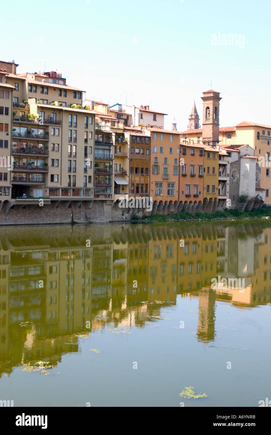 Fassaden in Florenz am Arno Fluss (Italien) Stockfoto