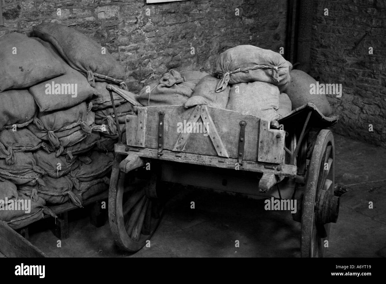 Warenkorb und Säcke an Altpapier Mühle schwarz / weiß UK Stockfoto