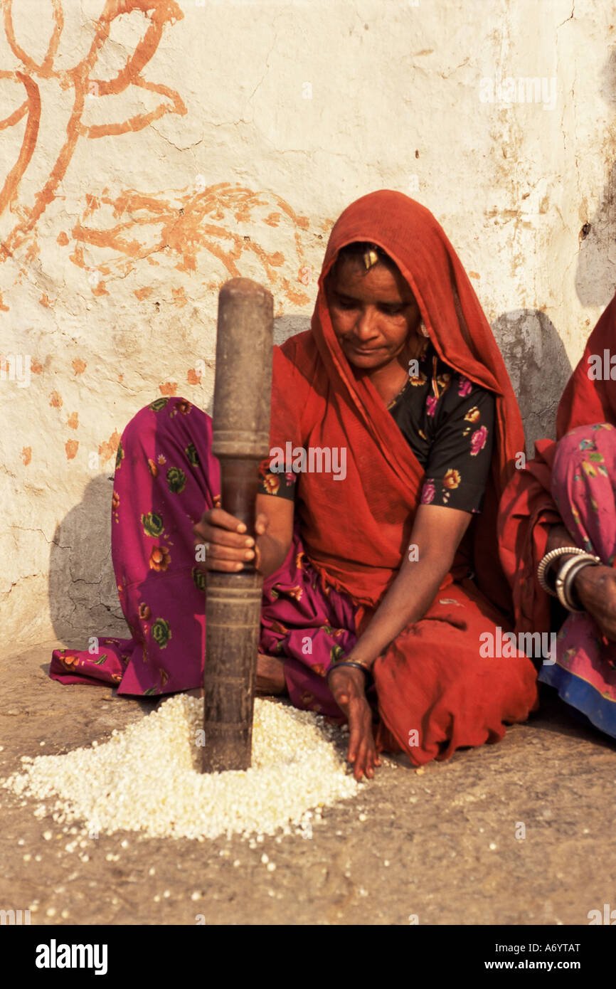 Frau hämmerte Essen im Dorf in der Nähe von Deogarh Rajasthan Staat Indien Asien Stockfoto