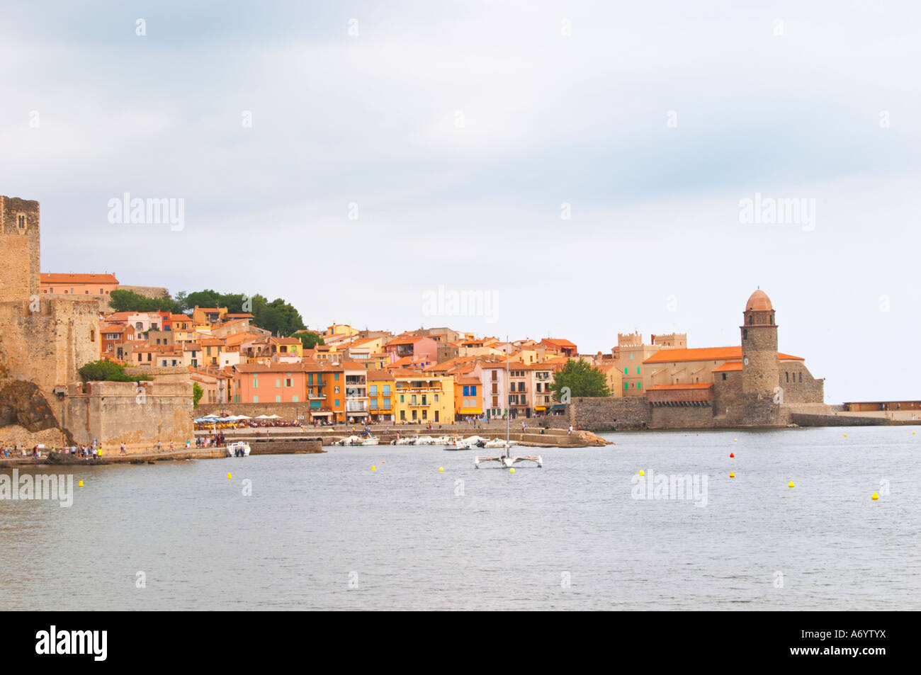 Die Kirche Eglise Notre Dame des Anges, unserer lieben Frau von den Engeln. Mit seiner emblematischen Kirchturm. Collioure. Roussillon. Frankreich. Europa. Stockfoto