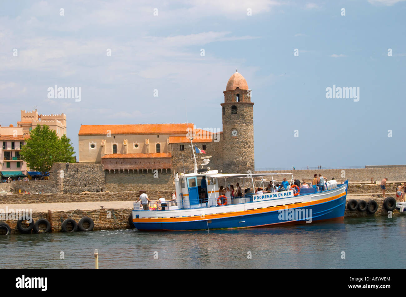 Die Kirche Eglise Notre Dame des Anges, unserer lieben Frau von den Engeln. Mit seiner emblematischen Kirchturm. Collioure. Roussillon. Frankreich. Europa. Stockfoto