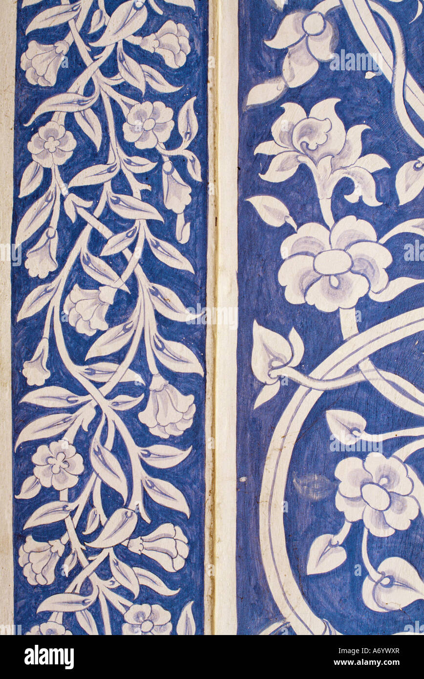 Abstrakten oder stilisierten Blumenmotiv Kreide blau und weiß lackierten Mahal Hall The City Palace Jaipur Rajasthan Staat Indien A Stockfoto