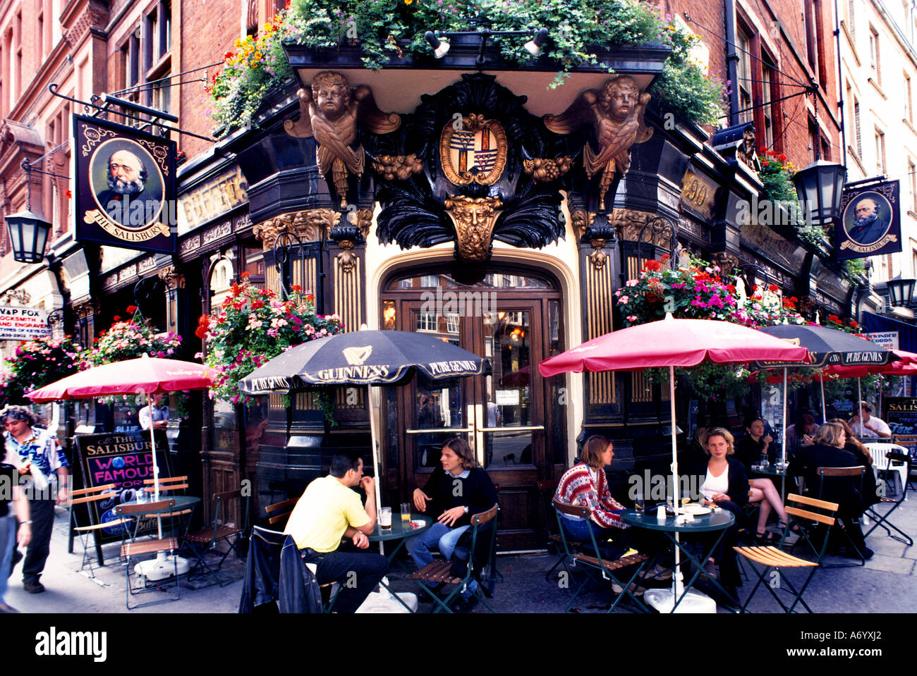 Schöne alte Kneipe der Stadt Salisbury St Martins Gericht Leicester Square in London West End Soho Bar Pub Restaurant Stockfoto