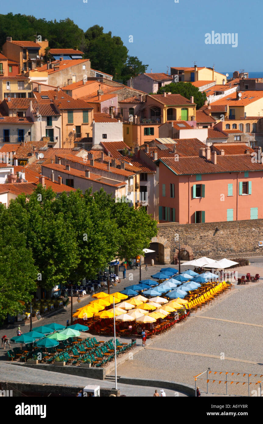 Cafés mit bunten Sonnenschirme Schatten am Strand. Der Strand im Dorf