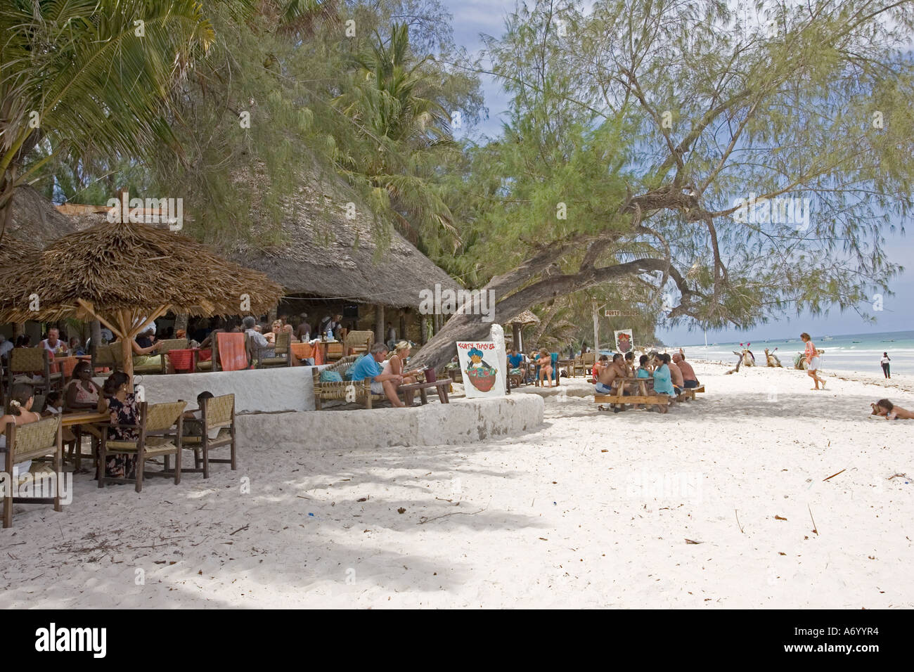 Entspannende Touristen Restaurant Forty Thieves Diani Beach Südküste in der Nähe von Mombasa Kenia in Ostafrika Stockfoto