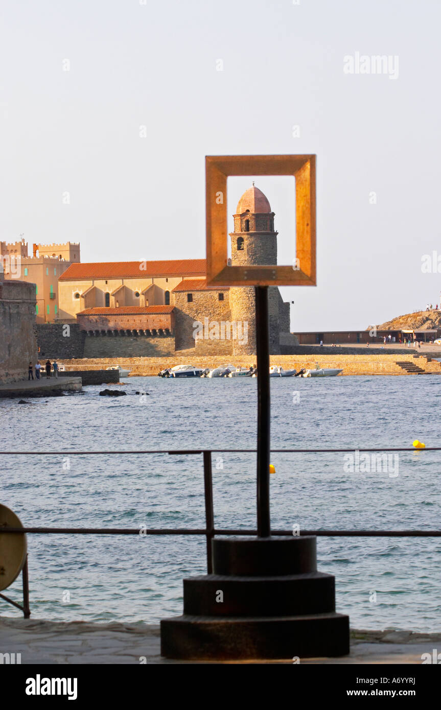 Ein Frame symbolisiert Collioure als Dorf historisch besucht von vielen Malern, wie z. B. finden Sie an vielen Stellen im Dorf, am Orte aus dem berühmten Gemälde gemalt worden sein. Die Kirche Eglise Notre Dame des Anges, unserer lieben Frau von den Engeln. Mit seiner emblematischen Kirchturm. Collioure. Roussillon. Frankreich. Europa. Stockfoto