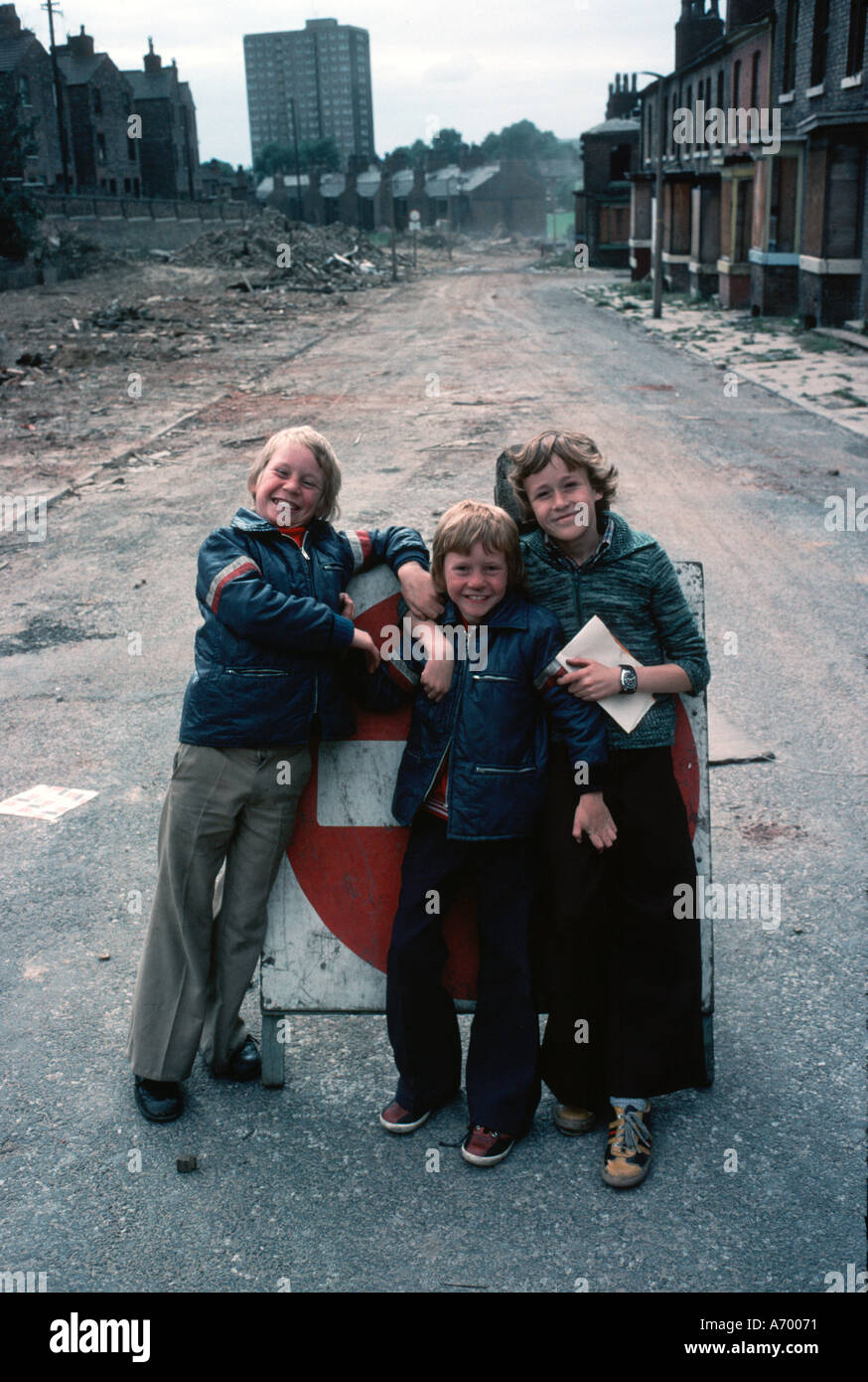 Einheimische Kinder auf einer Baustelle in Manchester Mitte der 1970er Jahre Stockfoto