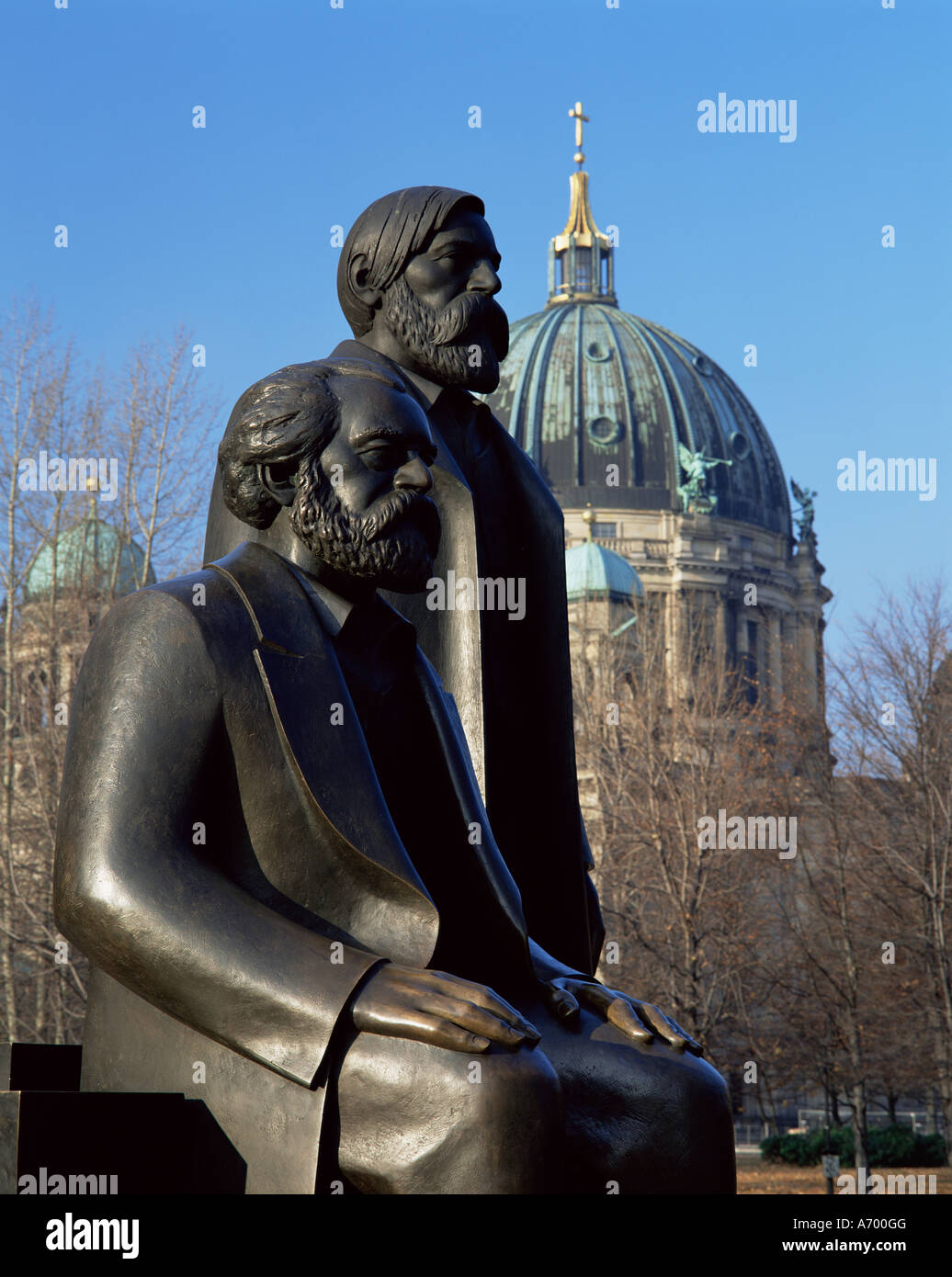 Statuen von Marx und Engels mit der Dom hinter Berlin Deutschland Europa Stockfoto