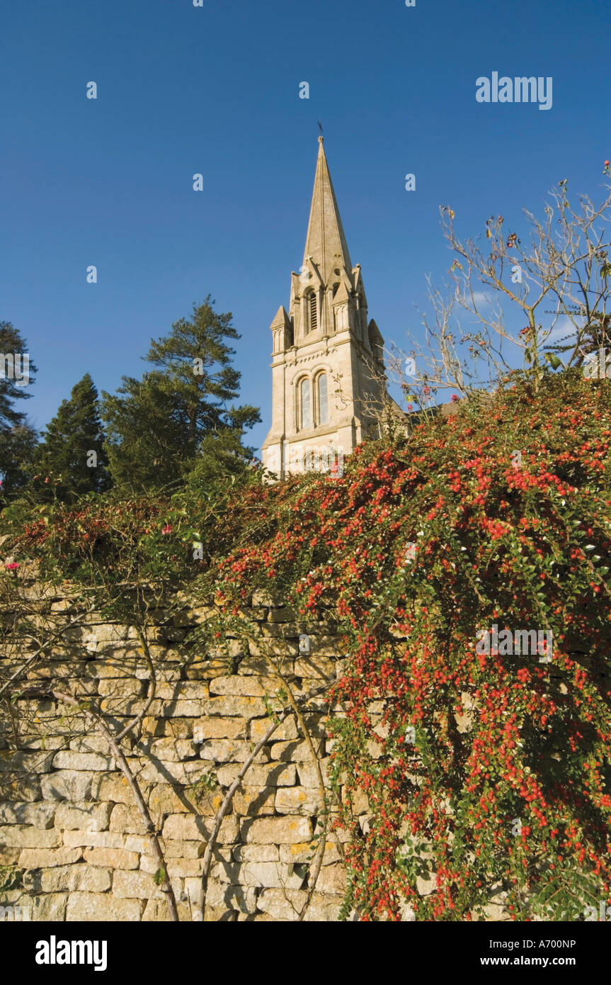 Die Kirche und trockenen Stein Wand zündeten die Cotswolds Gloucestershire England Großbritannien Europa Stockfoto