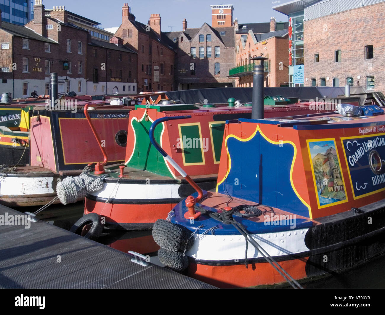 Schmale Boote und Lastkähne festgemacht an Gas Street Canal Basin City centre Birmingham Midlands England Großbritannien Europe Stockfoto
