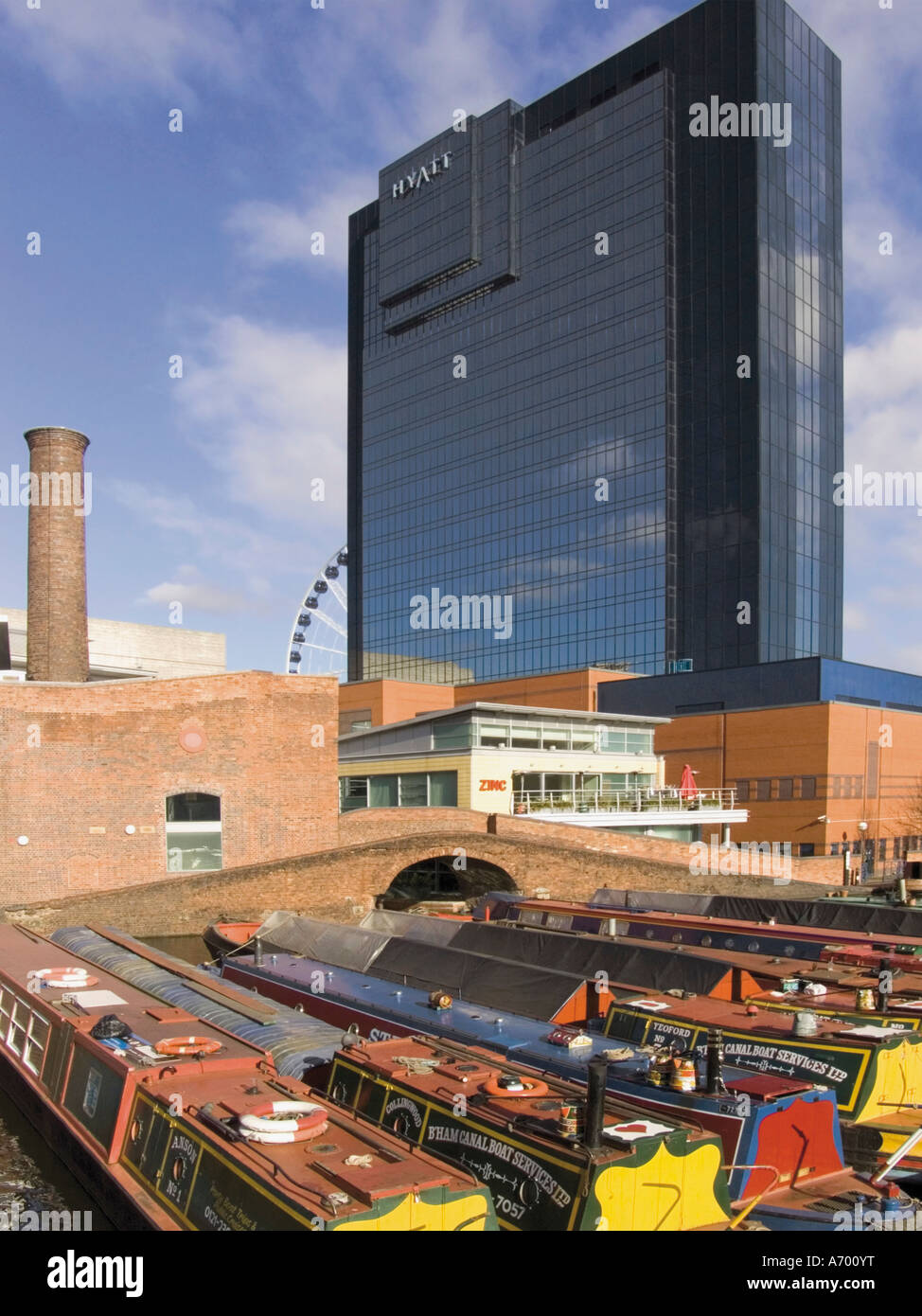 Schmale Boote und Lastkähne vertäut am Gas-Straße-Kanal-Becken mit Hyatt Hotel hinter City centre Birmingham Midlands England U Stockfoto