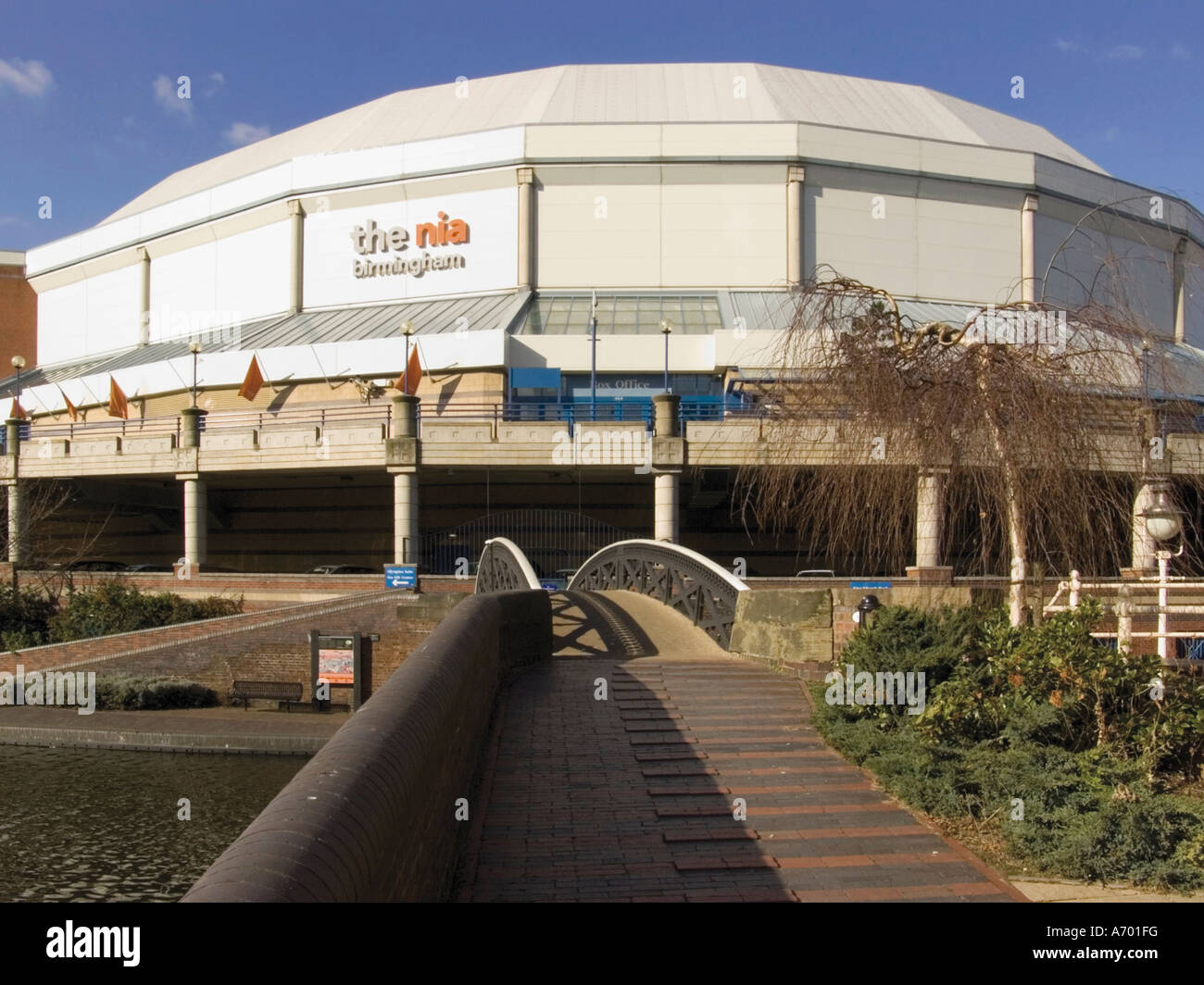 National Indoor Arena von der Kanalseite James Brindley gehen Birmingham Main Line Kanal Stadtzentrum Birmingham den Midlands Stockfoto