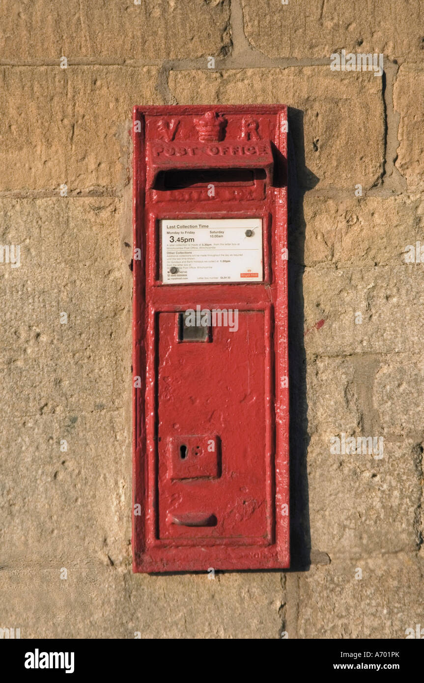 Viktorianischer Briefkasten Stanway Dorf The Cotswolds Gloucestershire England England Europa Stockfoto