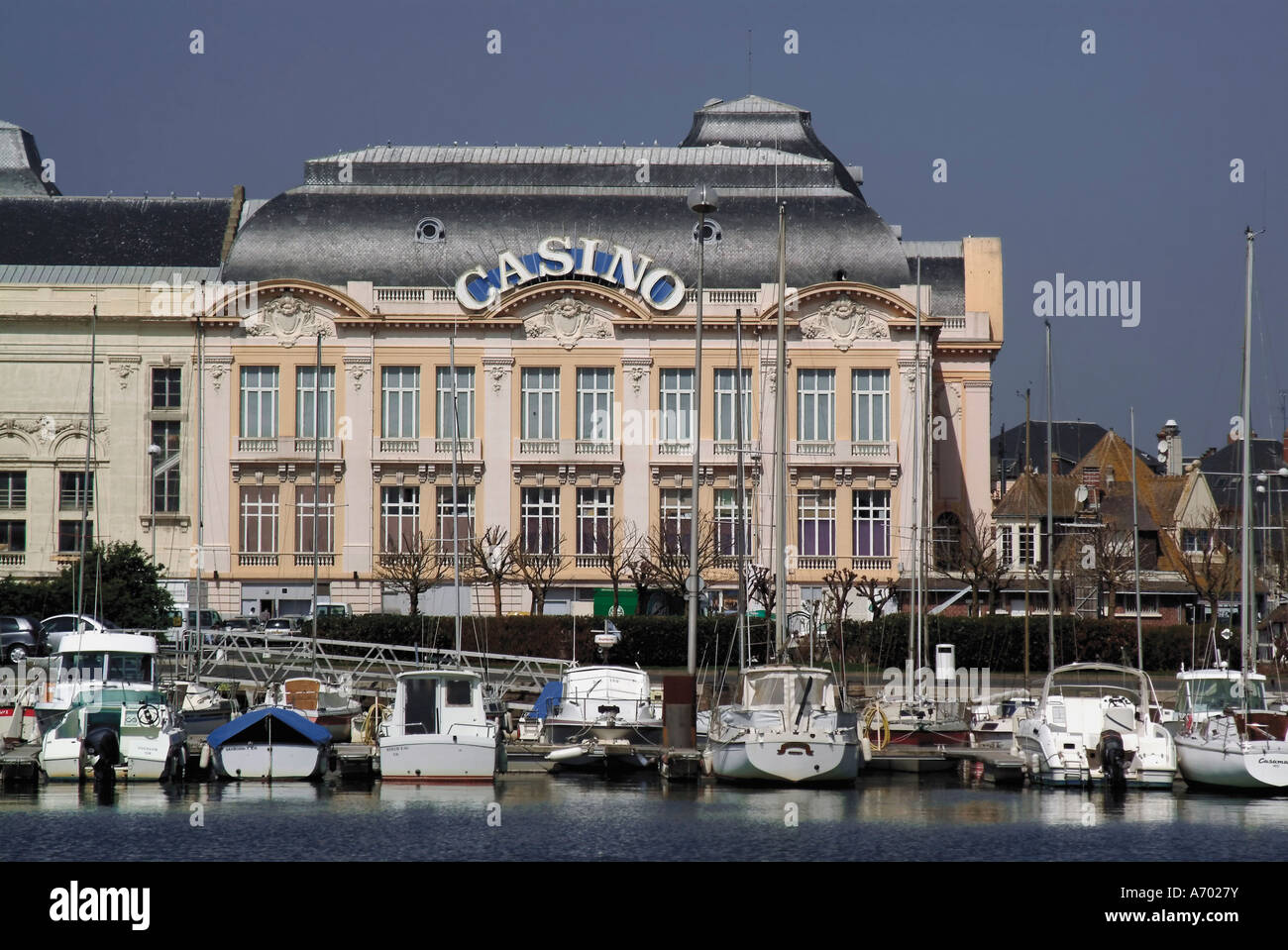 Hafen und Casino Trouville Calvados Normandie Frankreich Europa Stockfoto