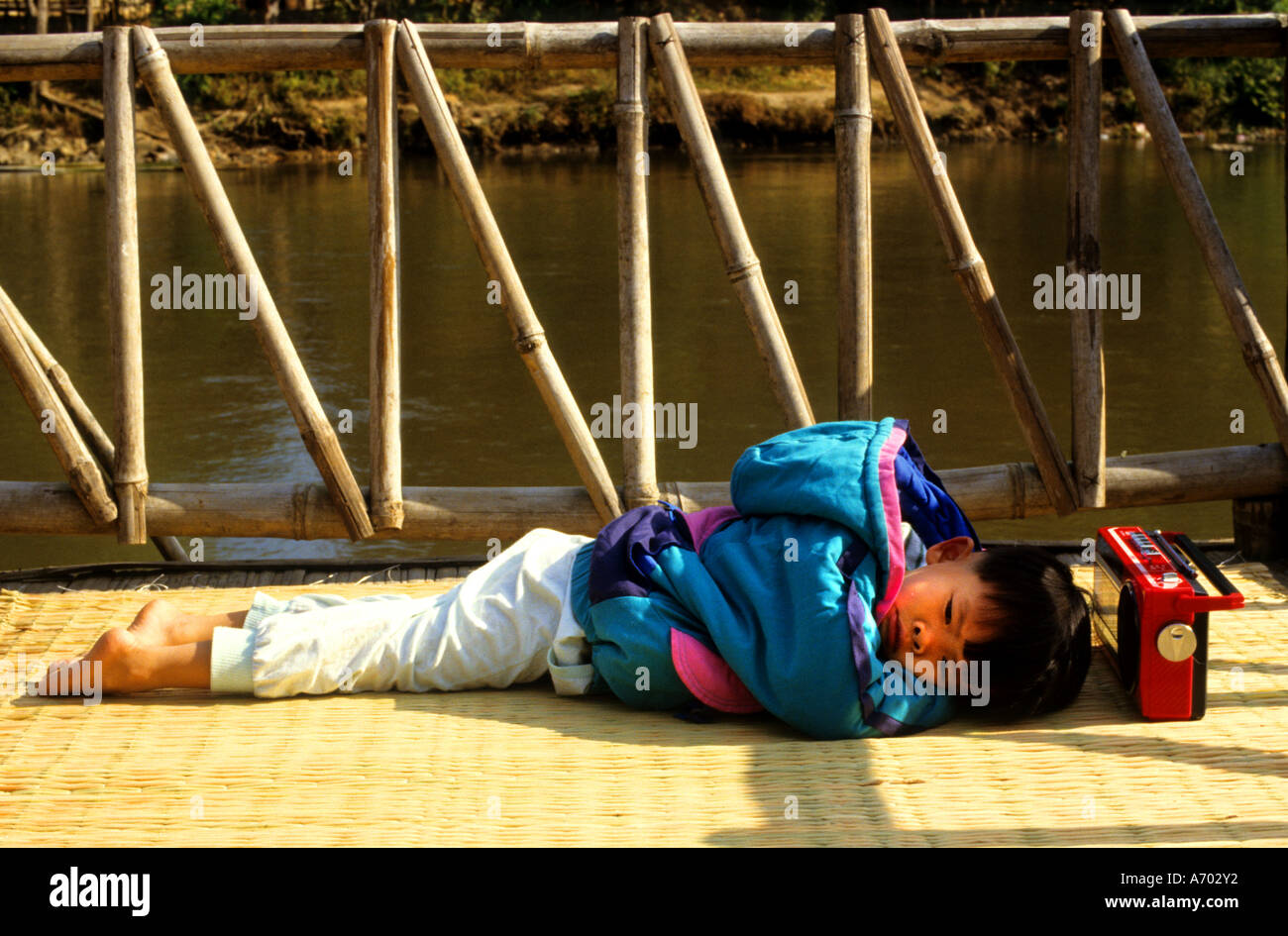 Schlafende junge Mädchen mit Radio Thailand Thai Asia Stockfoto