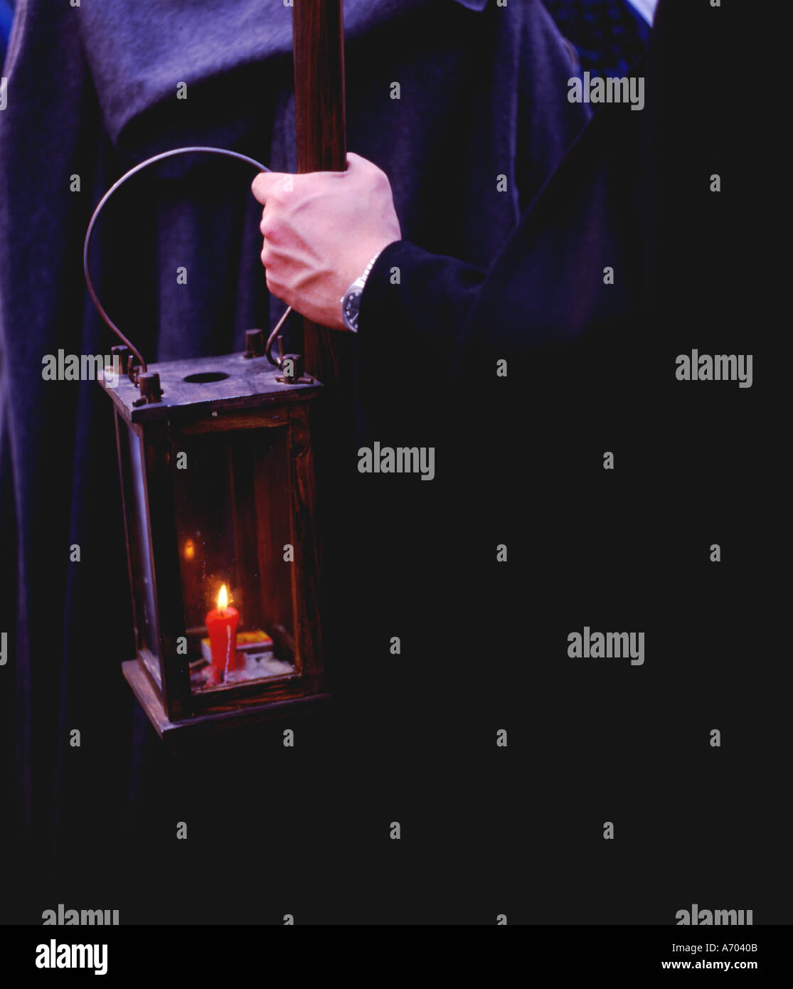 Lampe Laterne in der Hand von einem Nachtwächter Kerzenlicht hand Stockfoto