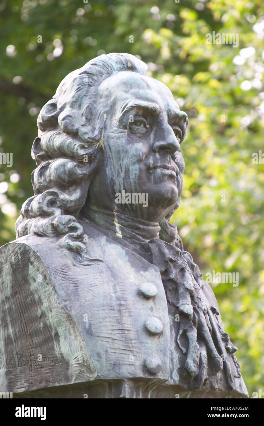 Eine Statue von Carl von Linné Linne Carolus Linnaeus in der Kathedrale Park. Im Park Linné Linne Linnaeus. Vaxjo Stadt. Smaland Region. Schweden, Europa. Stockfoto