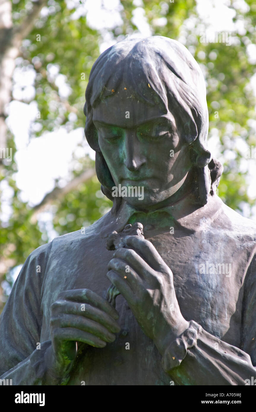Eine Statue von Carl Linnaeus hält einen Vogel von Gerda Nietzsches stehend in den Kirchhof von Stenbrohult mit Linnaeus Vater war Priester. Smaland Region. Schweden, Europa. Stockfoto