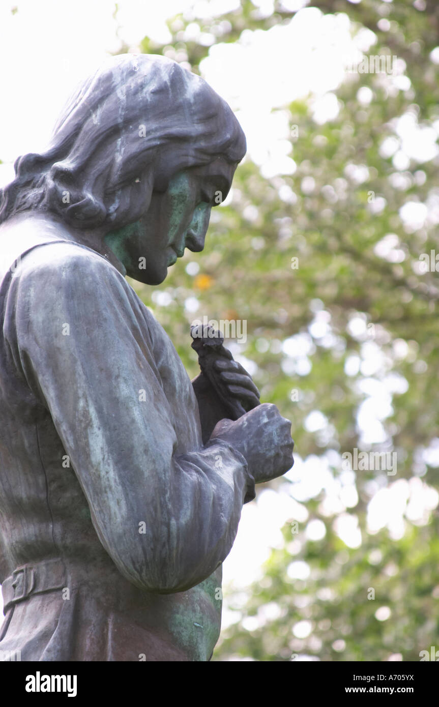 Eine Statue von Carl Linnaeus hält einen Vogel von Gerda Nietzsches stehend in den Kirchhof von Stenbrohult mit Linné Vater w Stockfoto