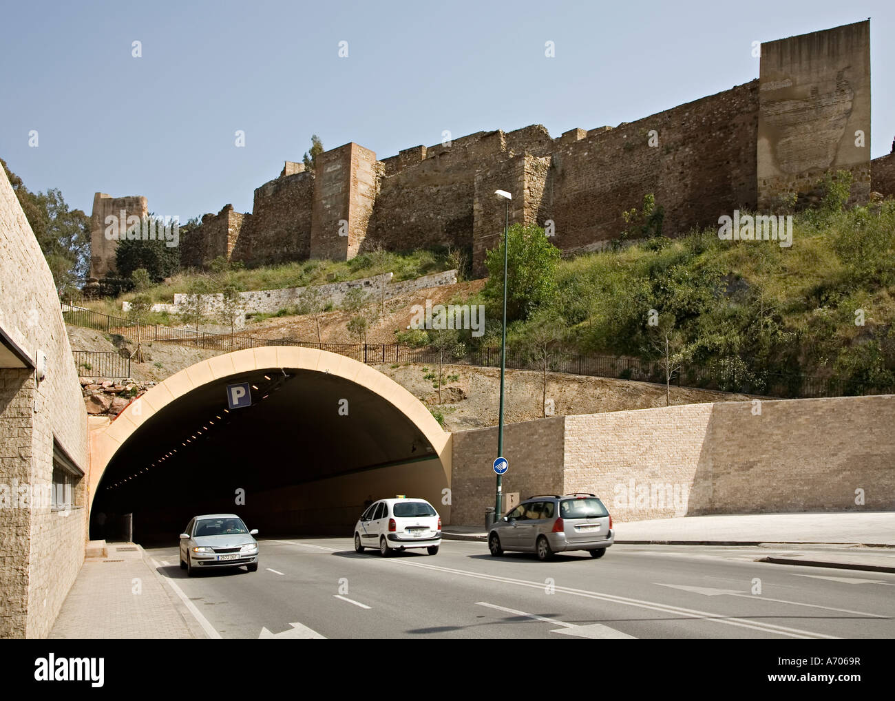 Neue Straßentunnel Gefahren unterhalb der Alcazaba Malaga Spanien Stockfoto