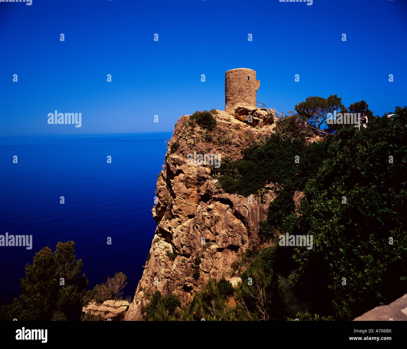 Mirador de Ses Animas und Serra de Tramuntana im Nordwesten Küste Estellencs Mallorca Balearen Spanien Mittelmeer E Stockfoto