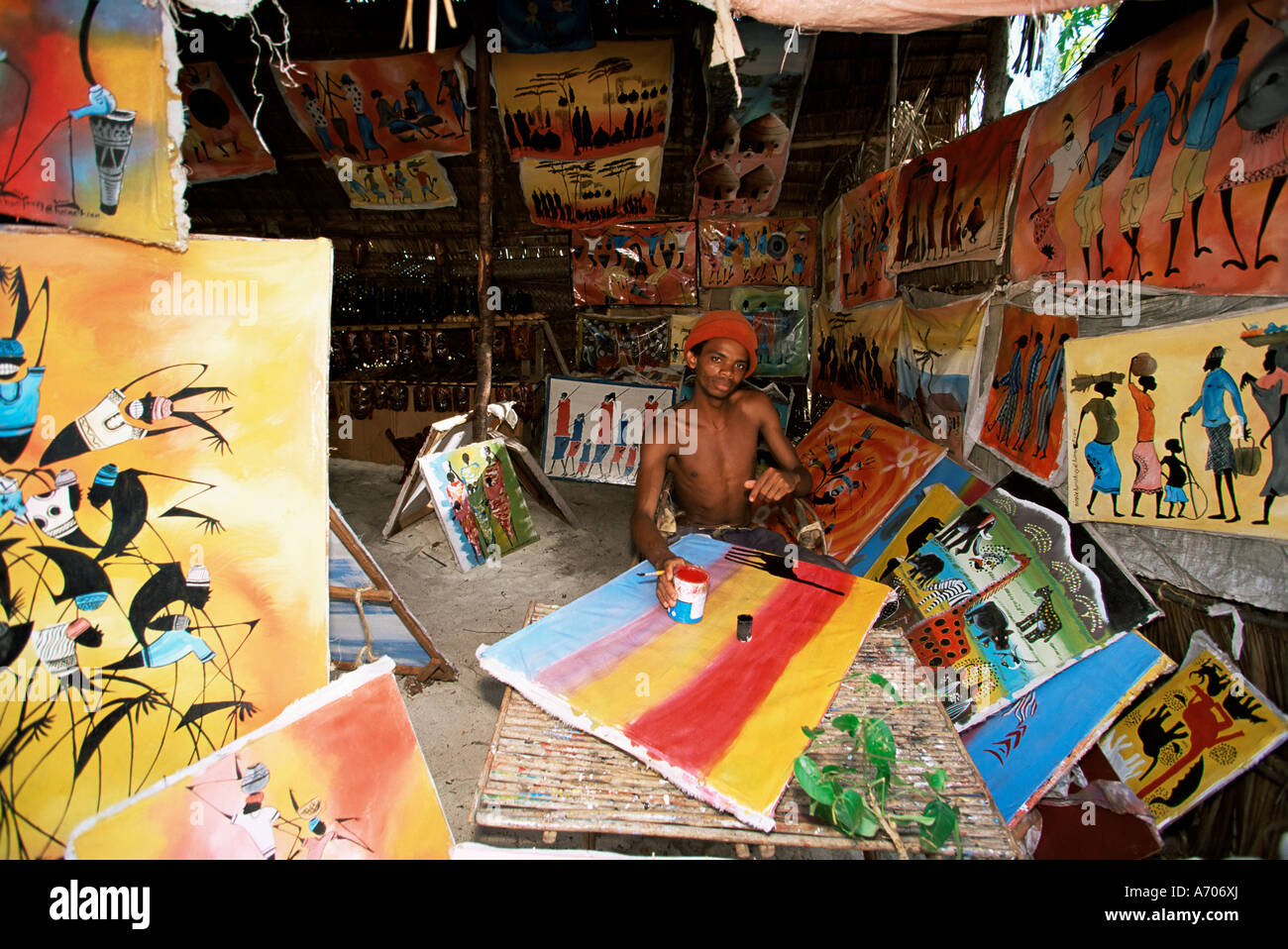 Lokale Künstler mit seinen Bildern Tingatinga Sansibar Tansania Ostafrika Afrika Stockfoto