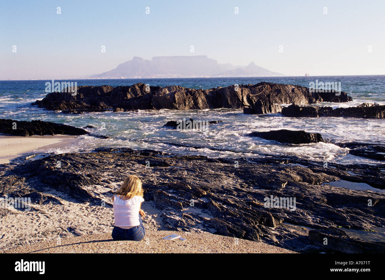 Frau am Strand am Bloubergstrand Blick auf Tabelle Berg-Cape Town-Südafrika-Afrika Stockfoto