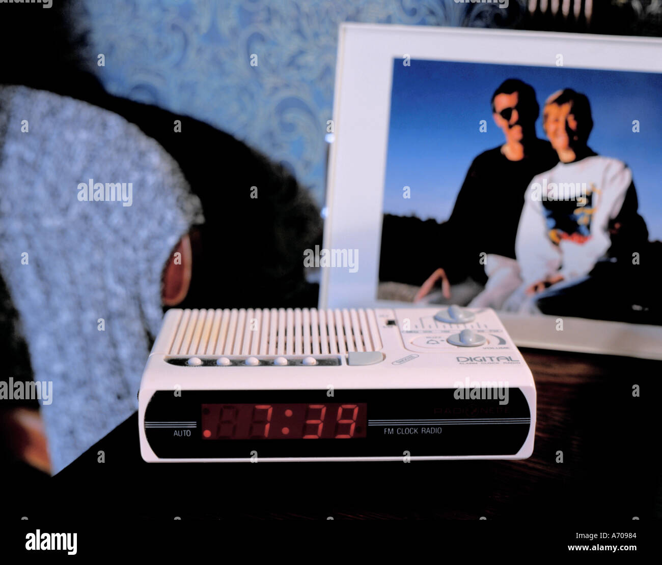 Elektrische Radiowecker aus dem Stromnetz gespeist. Stockfoto